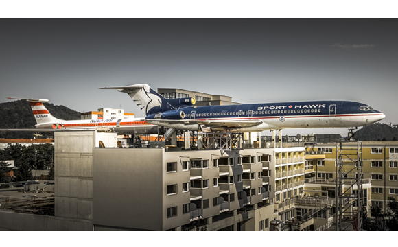 Zwei Flugzeug-Restaurants landen auf dem Hoteldach