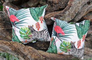 Zwei Outdoorkissen mit bunten Motiven