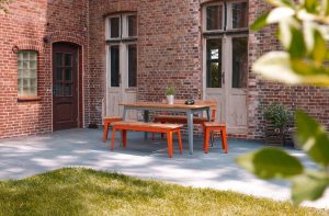 Sitzhocker mit Beinen aus Stahl und Sitzfläche aus Holz für die Außengastronomie