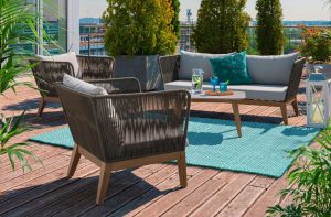 Outdoorsessel und Outdoorsofa auf Terrasse