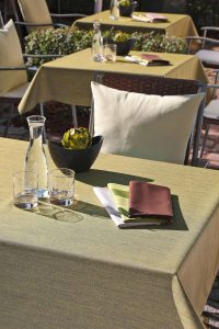Tisch in der Außengastronomie mit Tischdecke