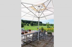 Eckiger Sonnenschirm auf Terrasse