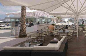 Sonnenschirme auf Terrasse in Meeresnähe