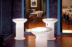 Beleuchtete Stehtische auf einer Terrasse