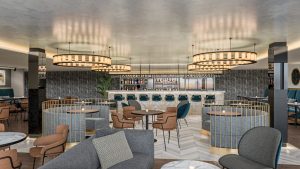 Die moderne "Sky Bar und Restaurant" im Courtyard London Heathrow Airport.