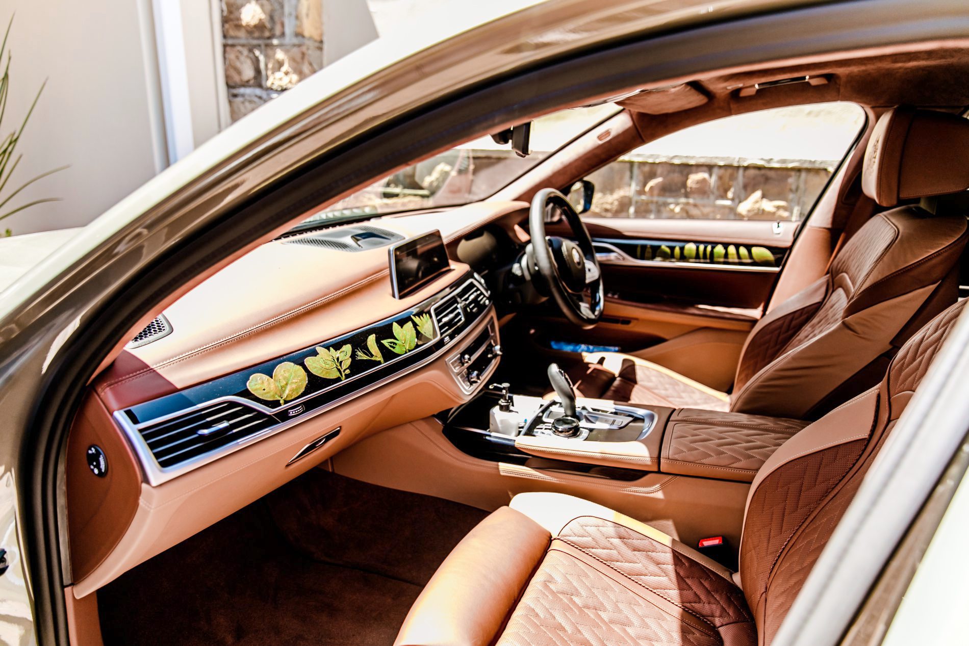 In der maßgefertigten Luxuslimousine zum Hotel