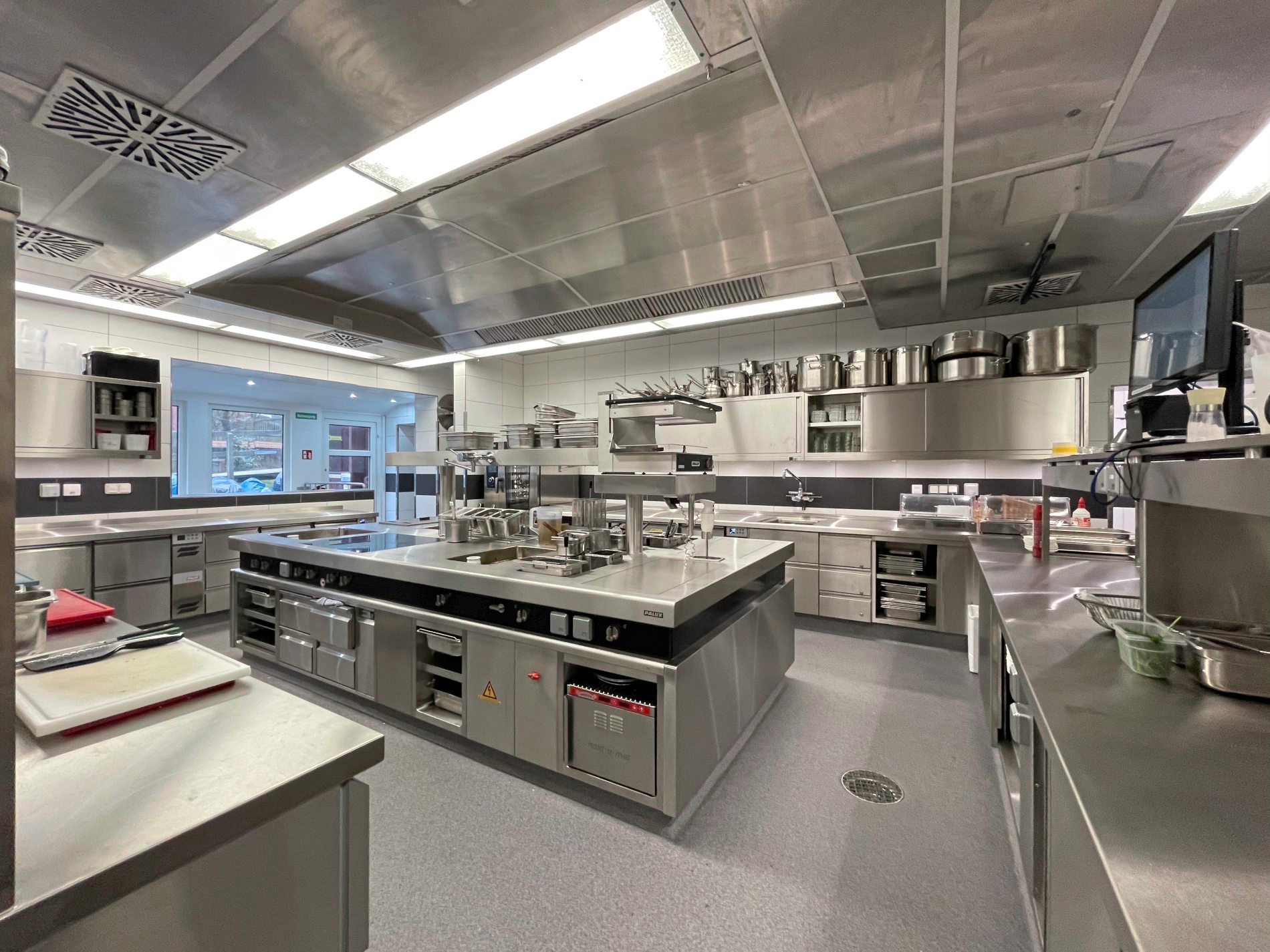 Seeblick auf Amrum modernisiert in Zwangspause seine Küche