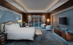Die in Blautönen und Holz gehaltene Astor King Suite im St. Regis Almasa Hotel in Cairo.