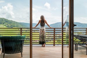 Der Gewinner in der Sonderkategorie "Reader´s Choice" Hotel Hirzer, Frau in Fenster.