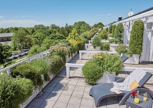 Die Außenanlagen des Olympiapark Hotels werden auch in Abwesenheit von Gästen gepflegt.