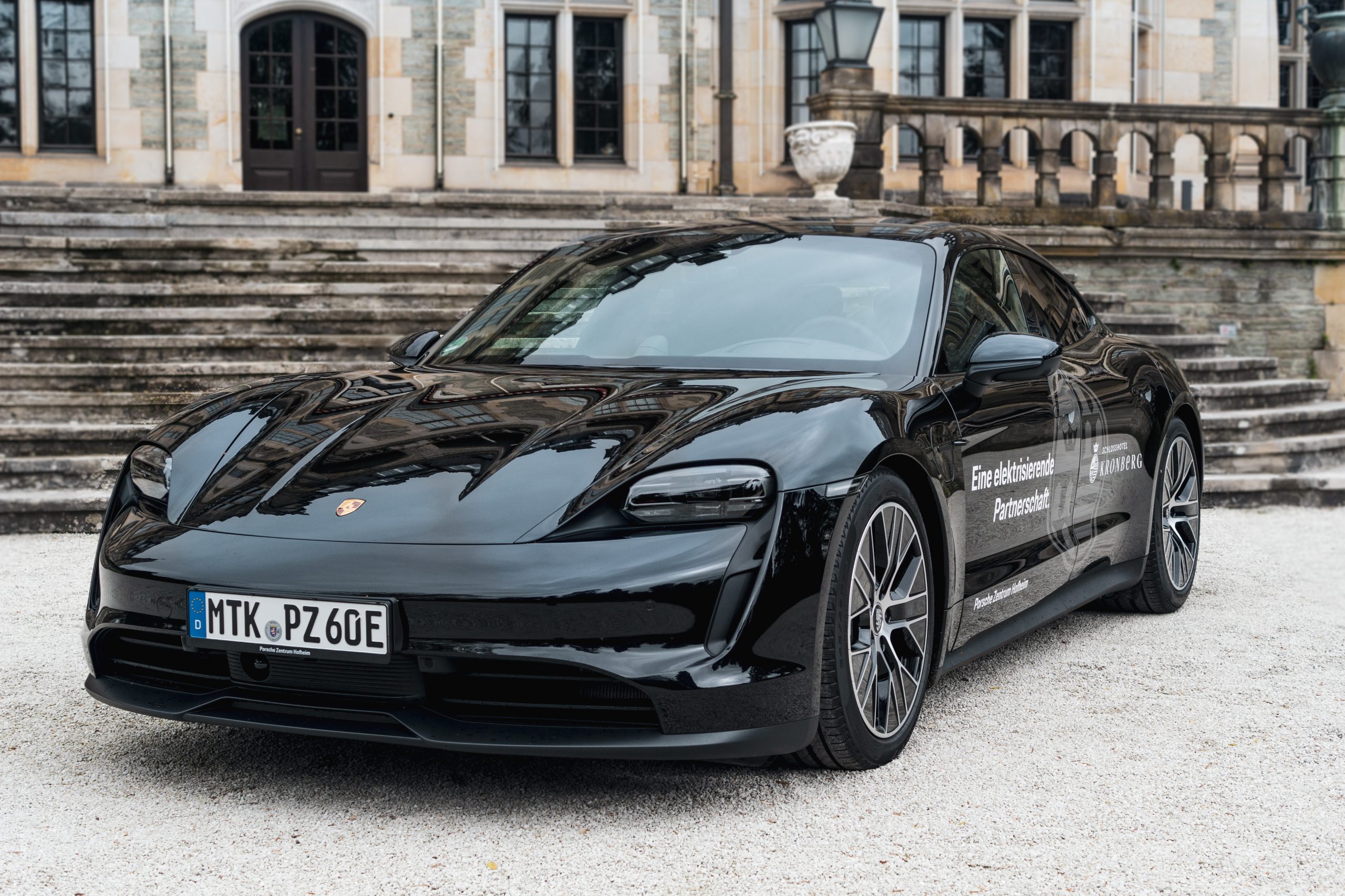 Schlosshotel Kronberg kooperiert mit Porsche Zentrum Hofheim