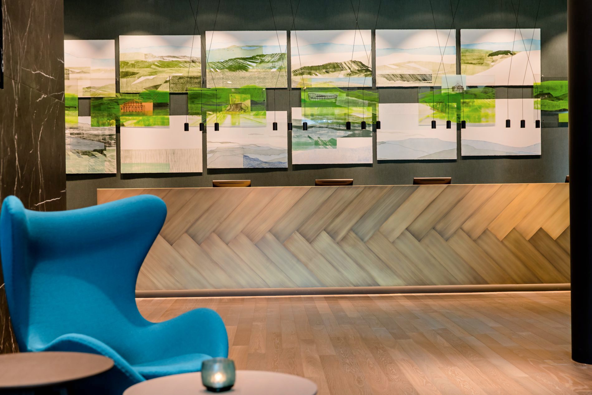 Kunst über Weinberge im Motel One Stuttgart-Hauptbahnhof.