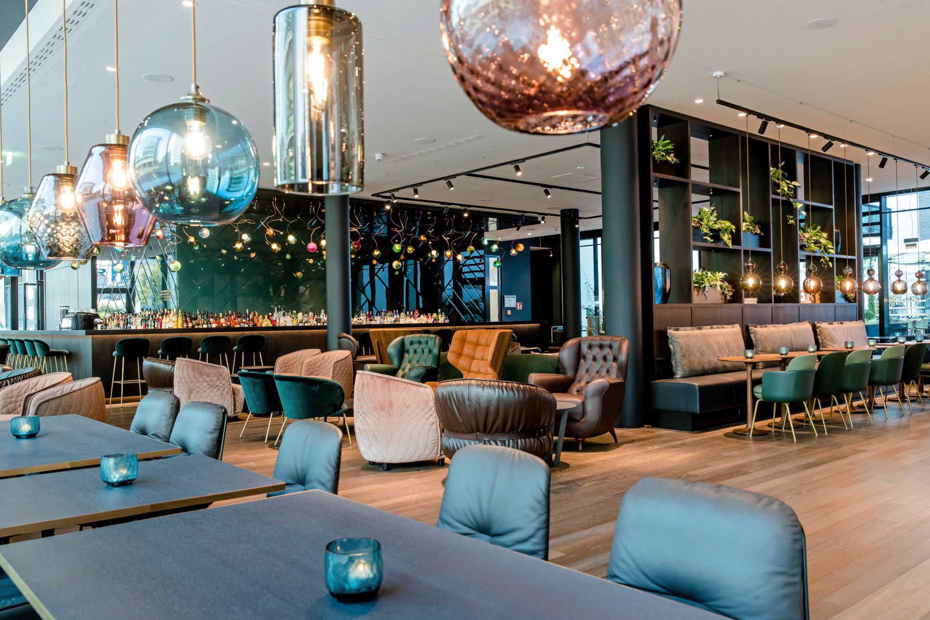Motel One Stuttgart-Hauptbahnhof Working Space mit Disco-Kugeln.