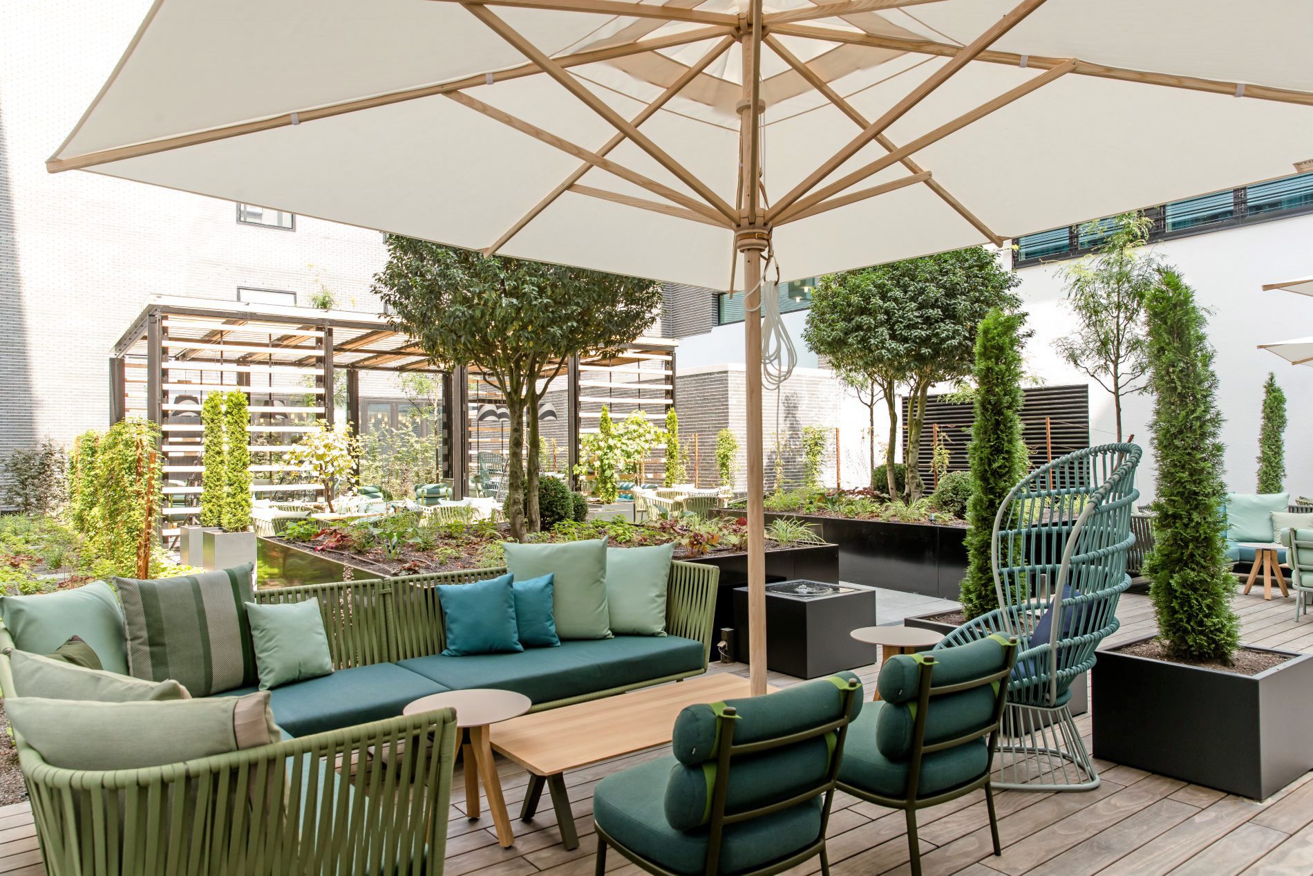 Die Außenterrasse des Motel One Stuttgart-Hauptbahnhof.