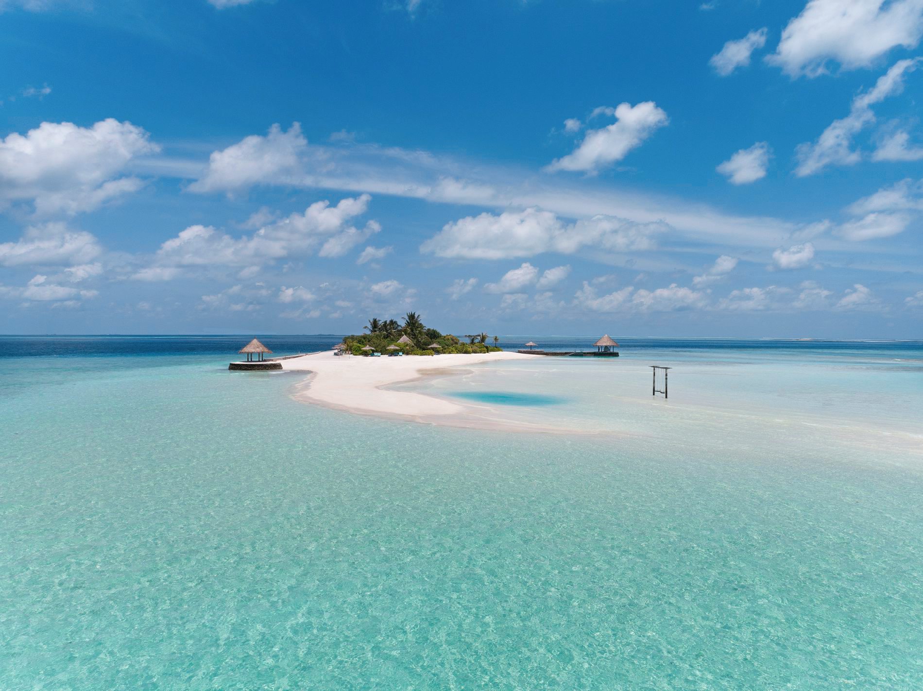 Blick auf Privatinsel Gulhifushi Island auf den Malediven mit weißem Strand und hellblauem Meer