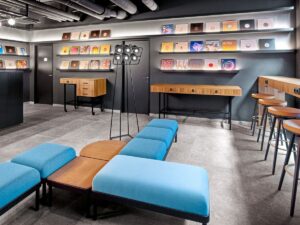 Die Lobby des neuen Jaz in the City Vienna ist auch ein Record Store.