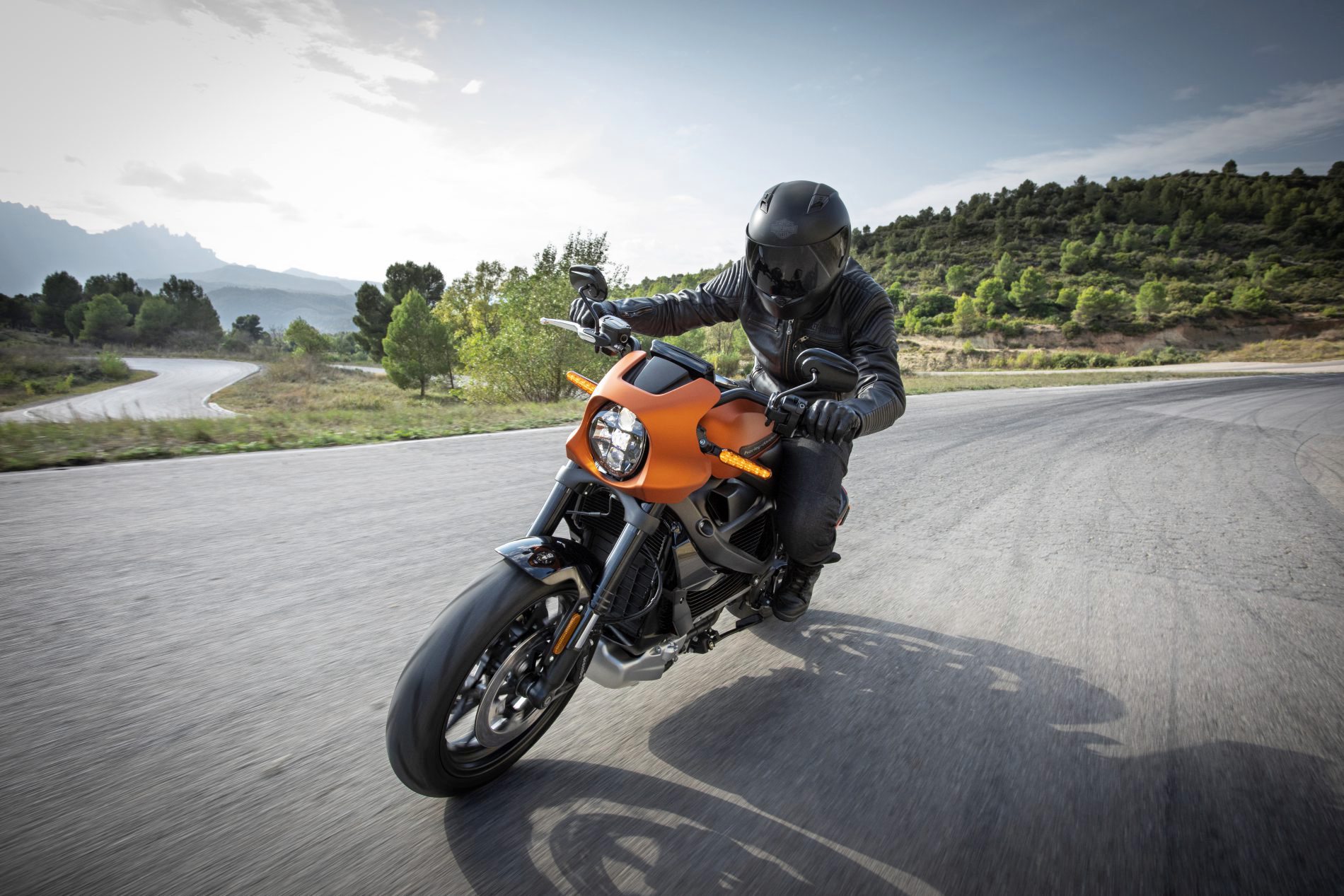Motorradfahrer auf der ersten vollelektrischen Harley "Live Wire"