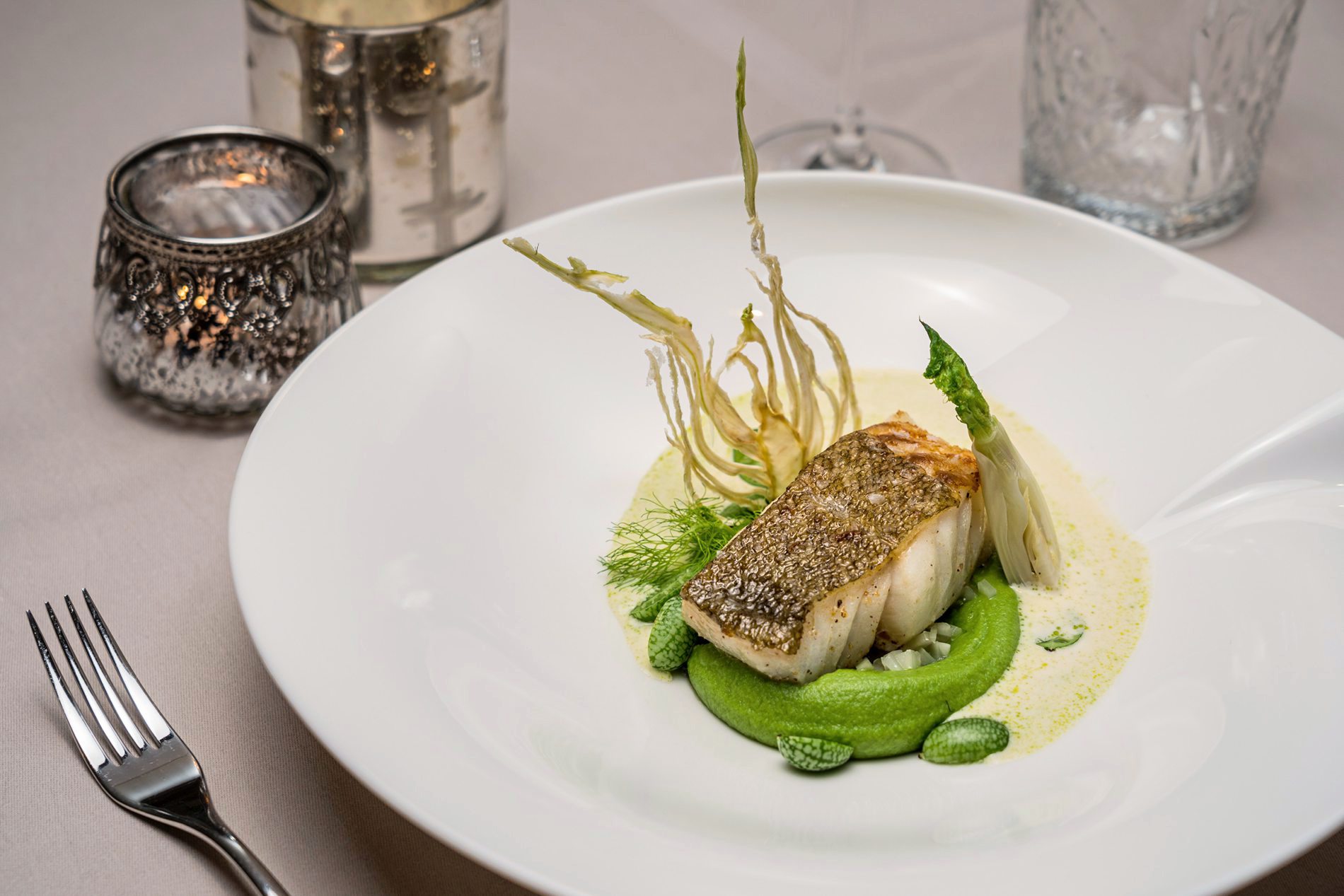 Ein edel angerichtetes Stück Fisch aus der Küche des Parkhotels Adler