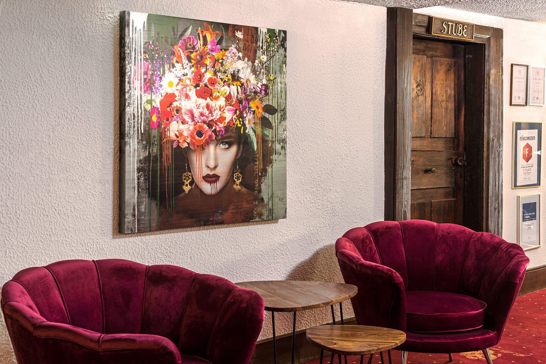 Der Eingang im Schwarzwaldhaus des Parkhotels Adler mit zwei großen Samtsesseln in rot.