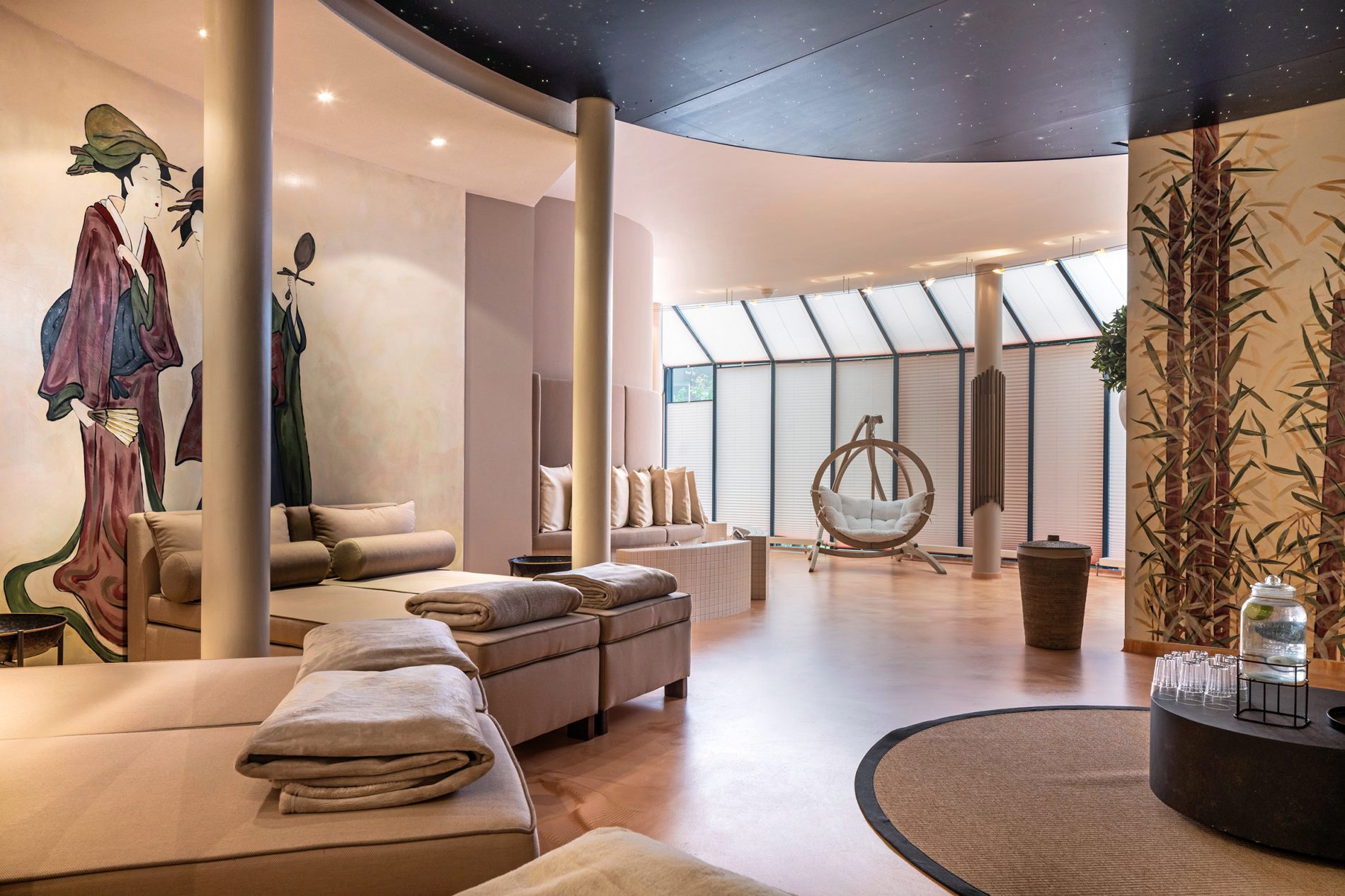 Die Ruhelounge des Saunabereichs im Parkhotel Adler mit asiatischem Touch.