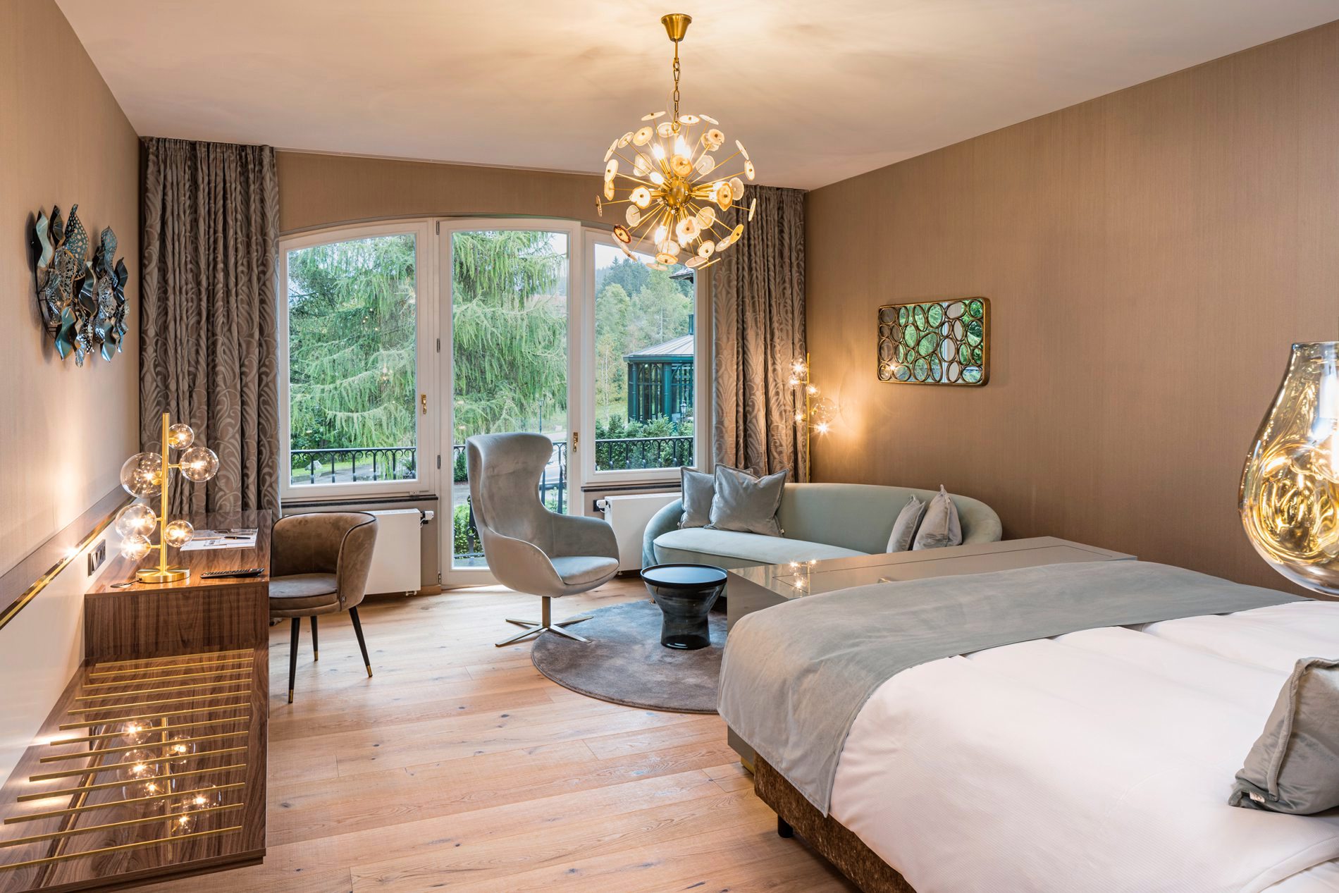 Das Doppelzimmer Deluxe im Schwarzwaldhaus mit Blick ins Grüne.