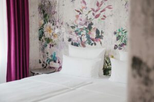 Zimmer im Moma 1890 Boutiquehotel mit Blumentapete