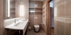 Modernes Badezimmer in der Stanglwirt-Mitarbeiterresidenz