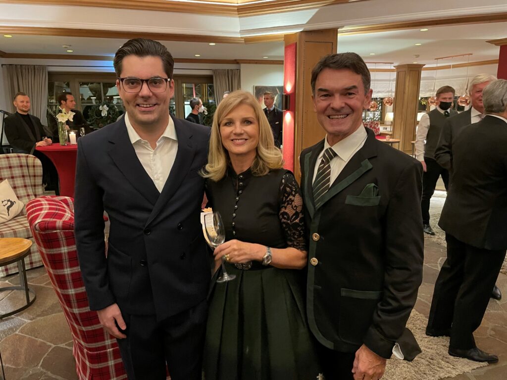 Die Preisträger Anna-Maria und Michael Fäßler mit Tophotel-Chefredakteur Marco Weiß.