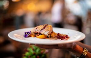 Teller mit Essen in Nahaufnahme