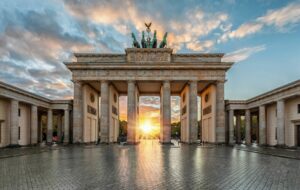Sonnenuntergang hinter dem Brandenburger Tor in Berlin