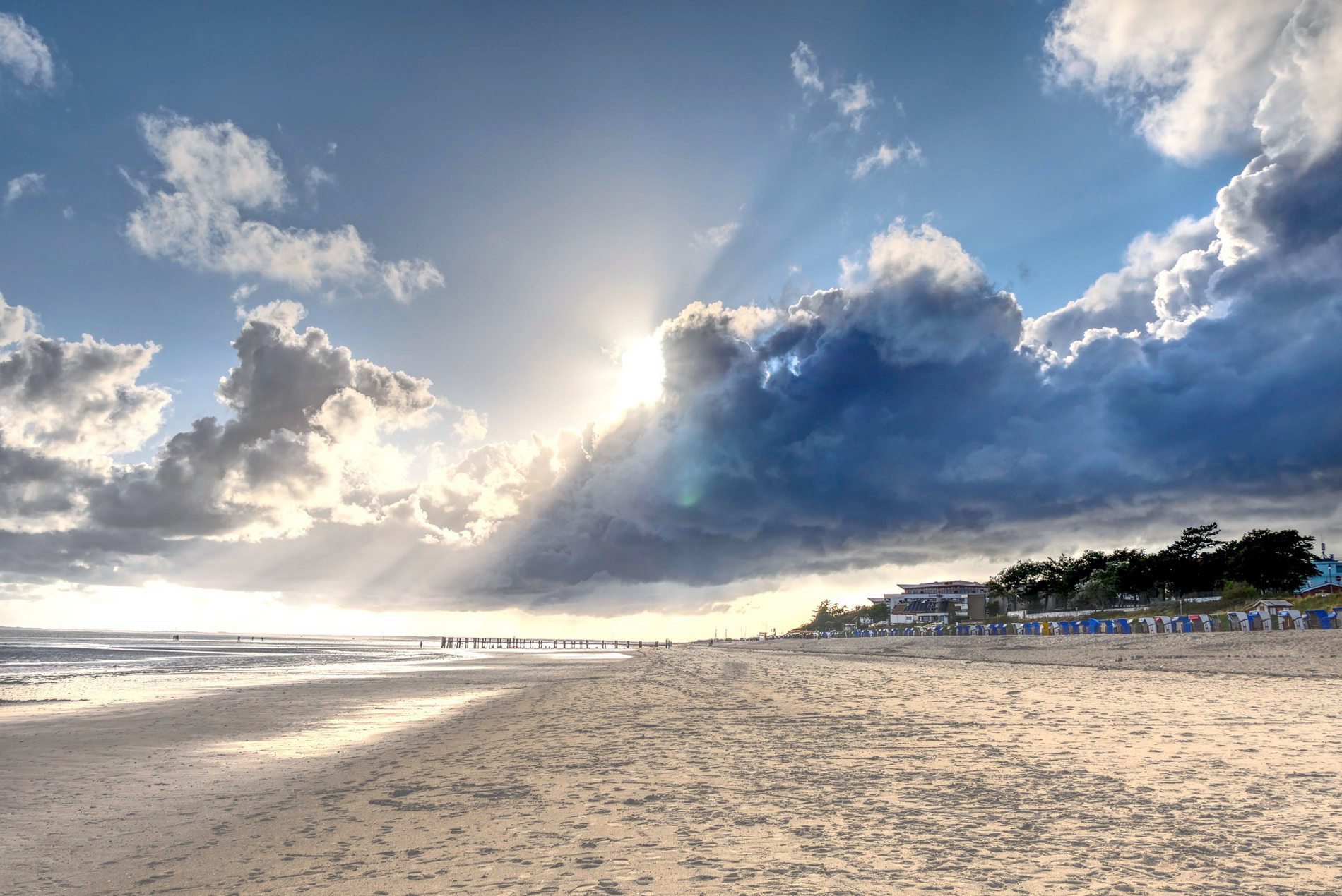 Nordseestrand mit bewölktem Himmel