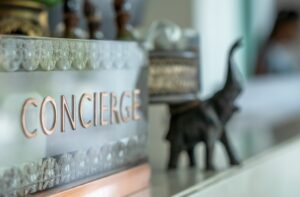 Edel gestaltetes Concierge-Schild auf dem Tresen einer Hotelrezeption