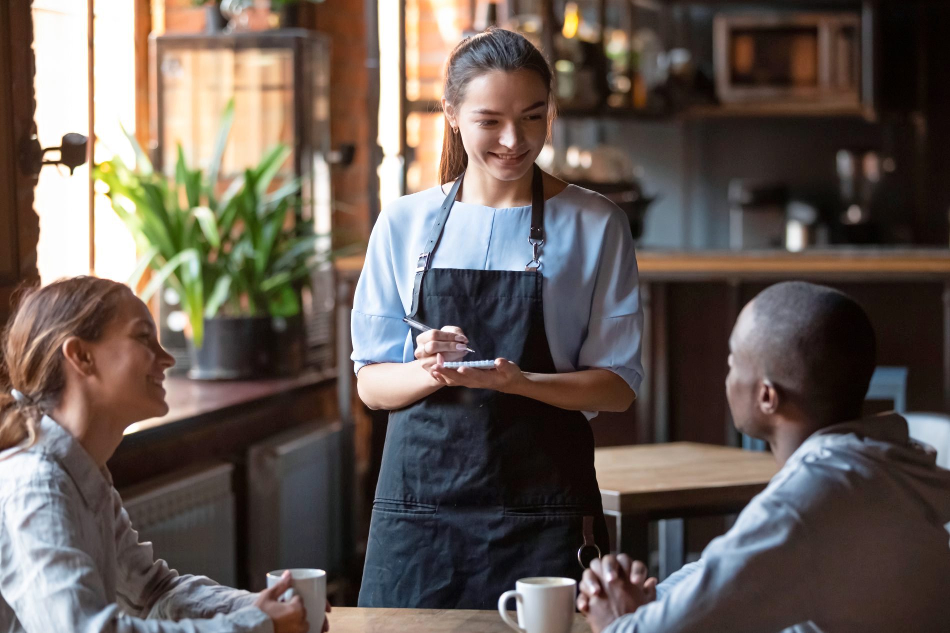 Kellnerin nimmt eine Bestellung auf