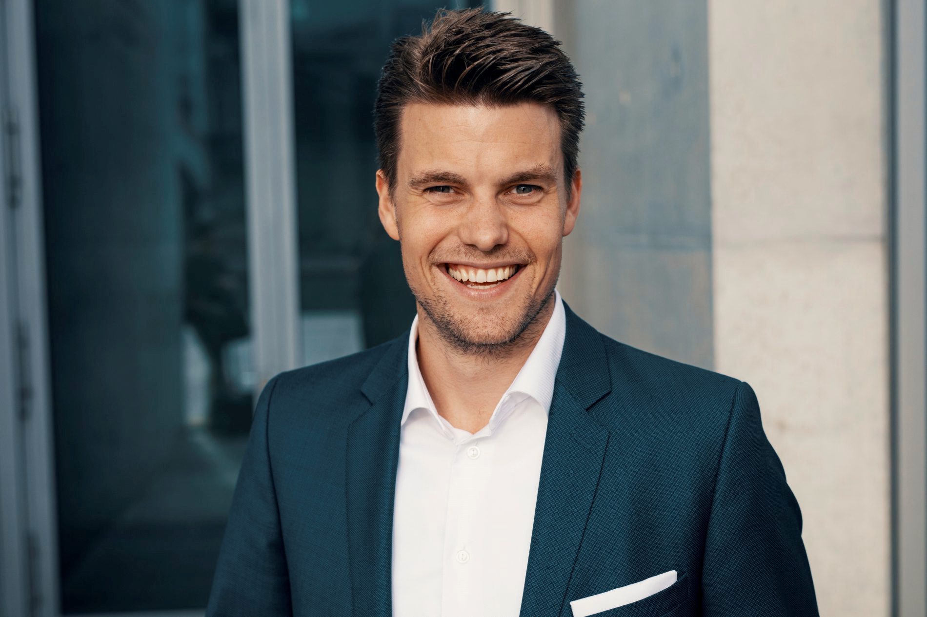 Michael Rabe übergibt an Sven Liebert Tophotel.de