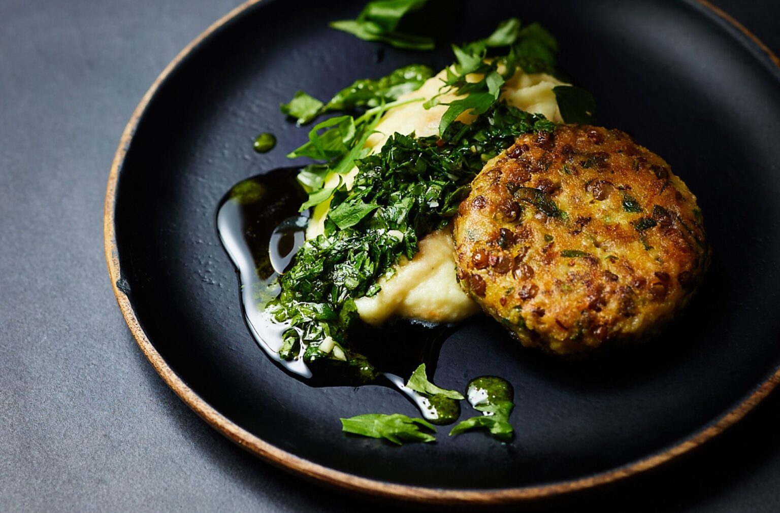 Hafer-Linsen-Buletten mit Sellerie-Miso-Püree - Tophotel.de Hafer-Linsen-Buletten mit Sellerie-Miso-Püree - Tophotel.de