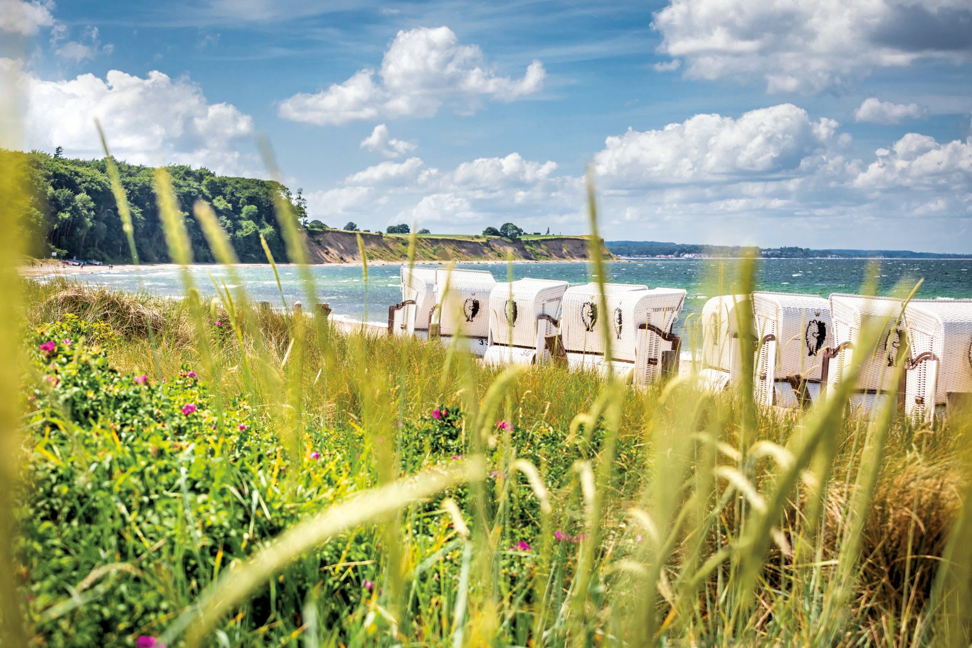 Weissenhaus-Strand-mit-Strandkoerben