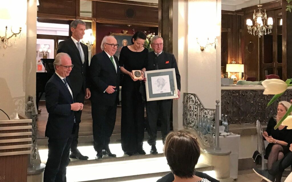 Caroline von Kretschmann mit Brillat-Savarin-Plakette gewürdigt ...