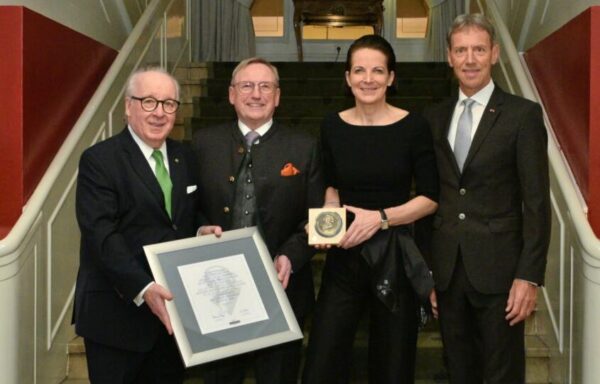 Caroline von Kretschmann mit Brillat-Savarin-Plakette gewürdigt ...