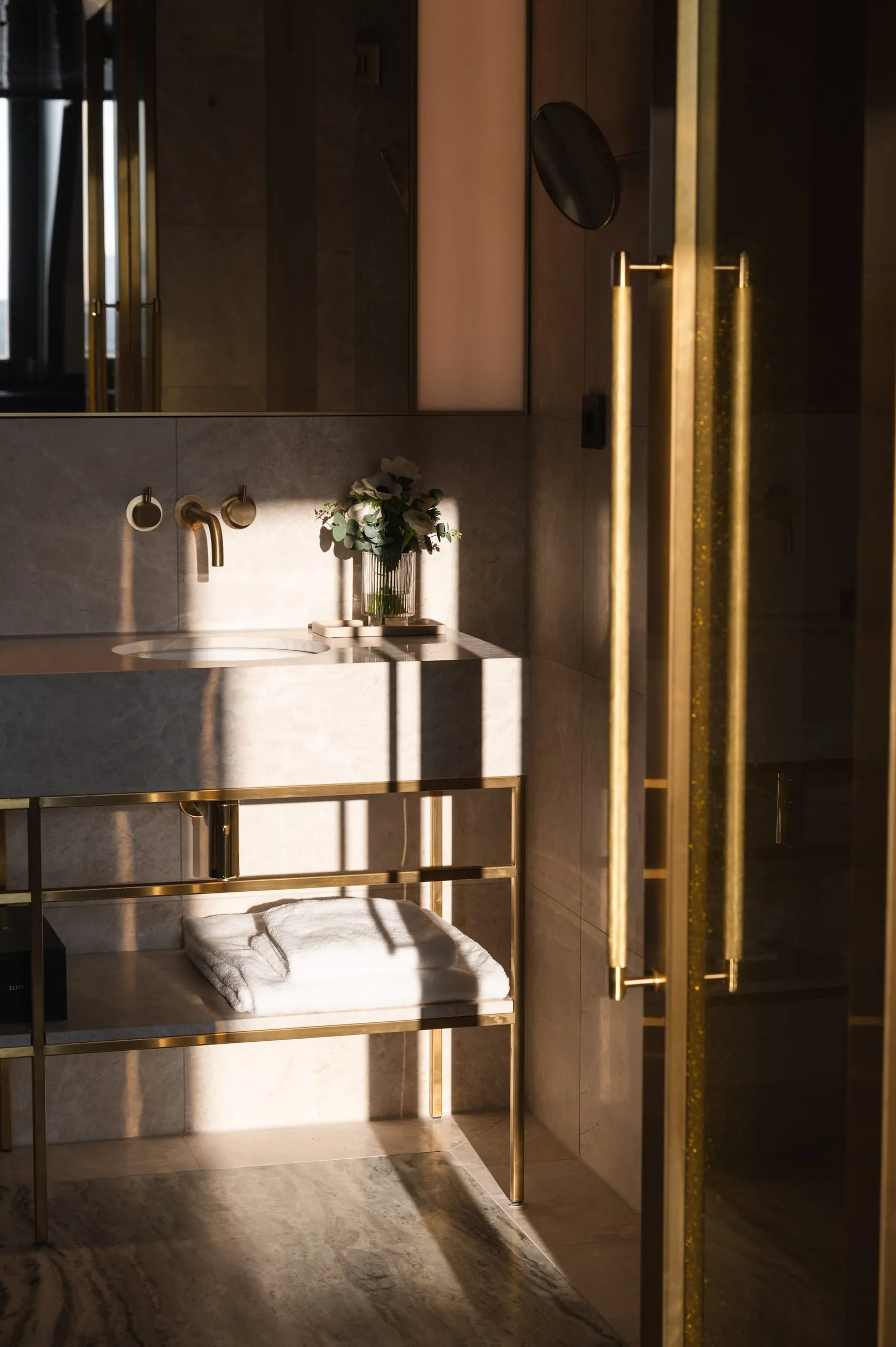 Waschtisch im Badezimmer mit großem Spiegel darüber