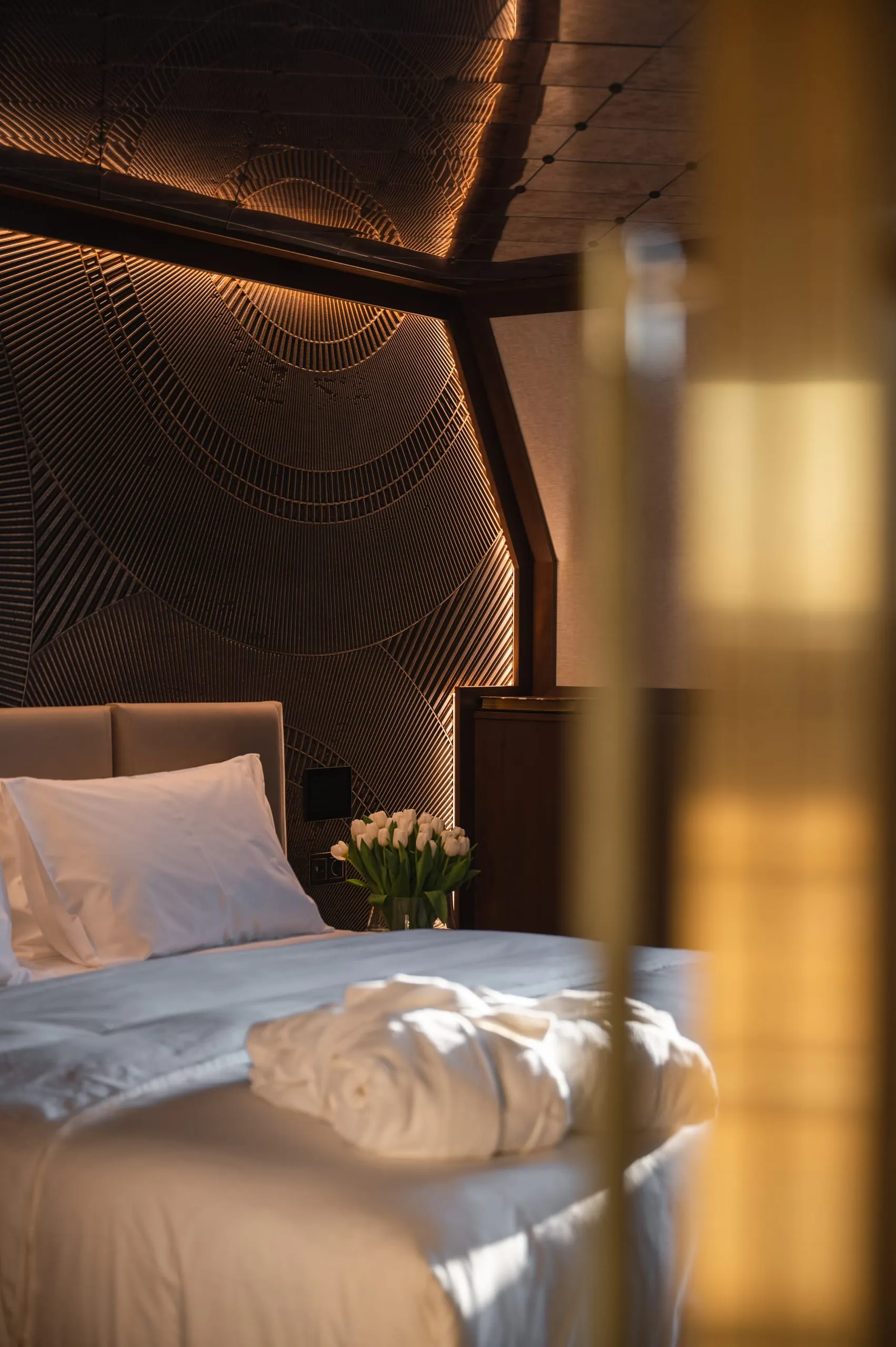 Hotelzimmer mit Bett und Tapete an der Wand