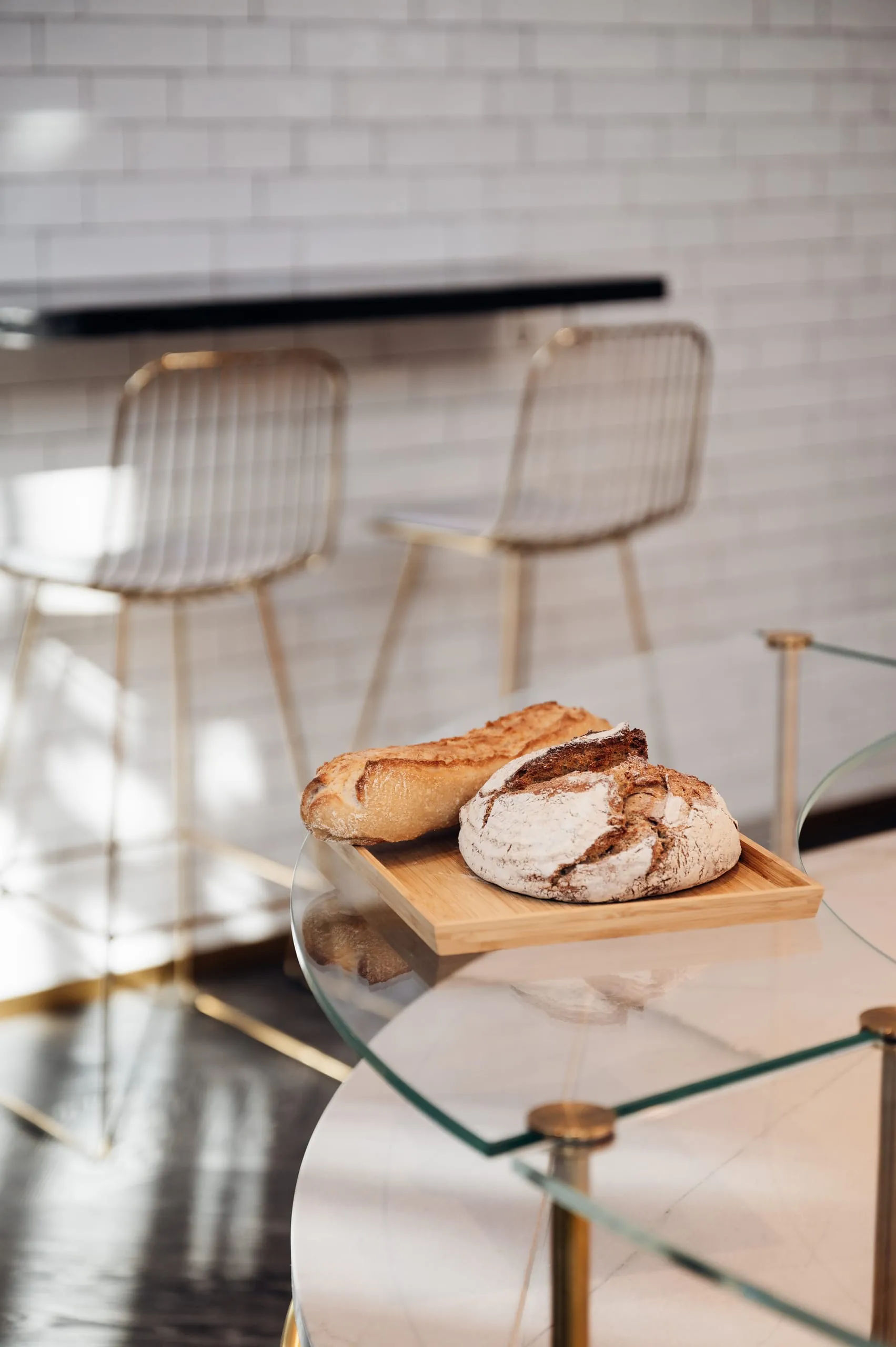 Frisches Brot auf einem Holztablett