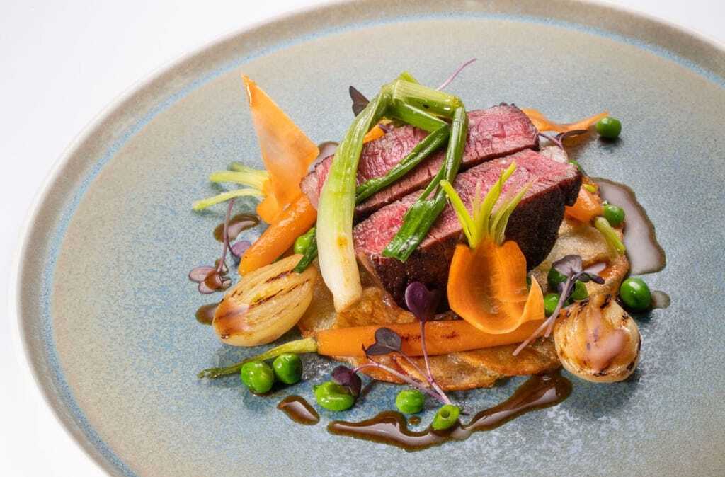 Rinderfilet mit Kartoffeln, karamellisierten Zwiebeln, Karotten und Jus ...