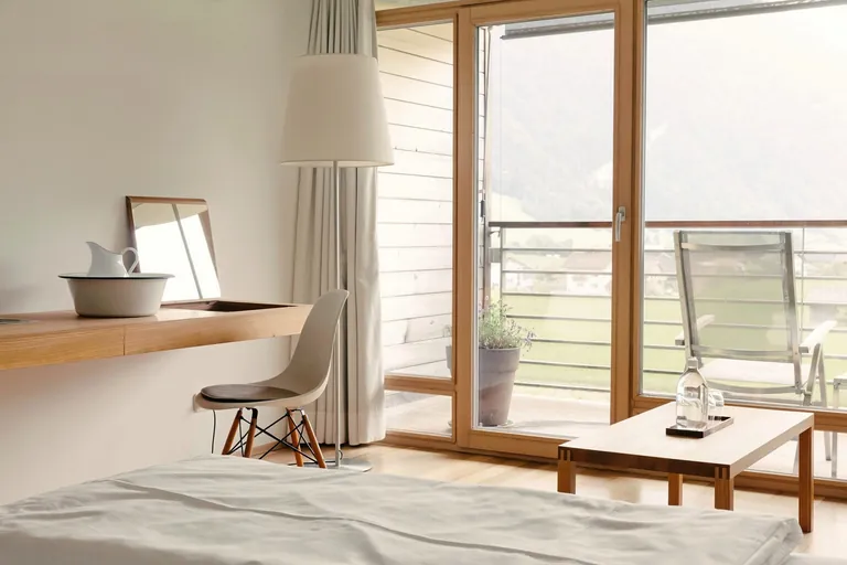 Hoteltest_Post_Bezau_Zimmer_Blick_nach_Drau&szlig;en