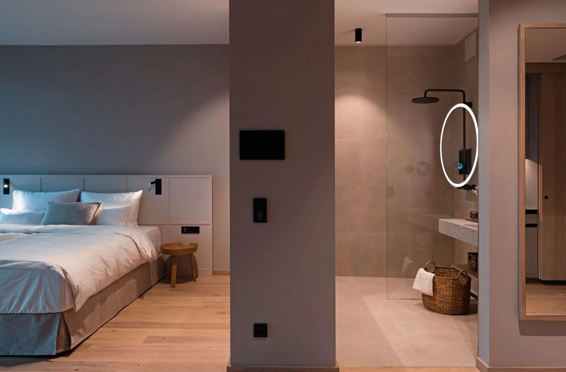 Nils_am_See_Badezimmer_Bett