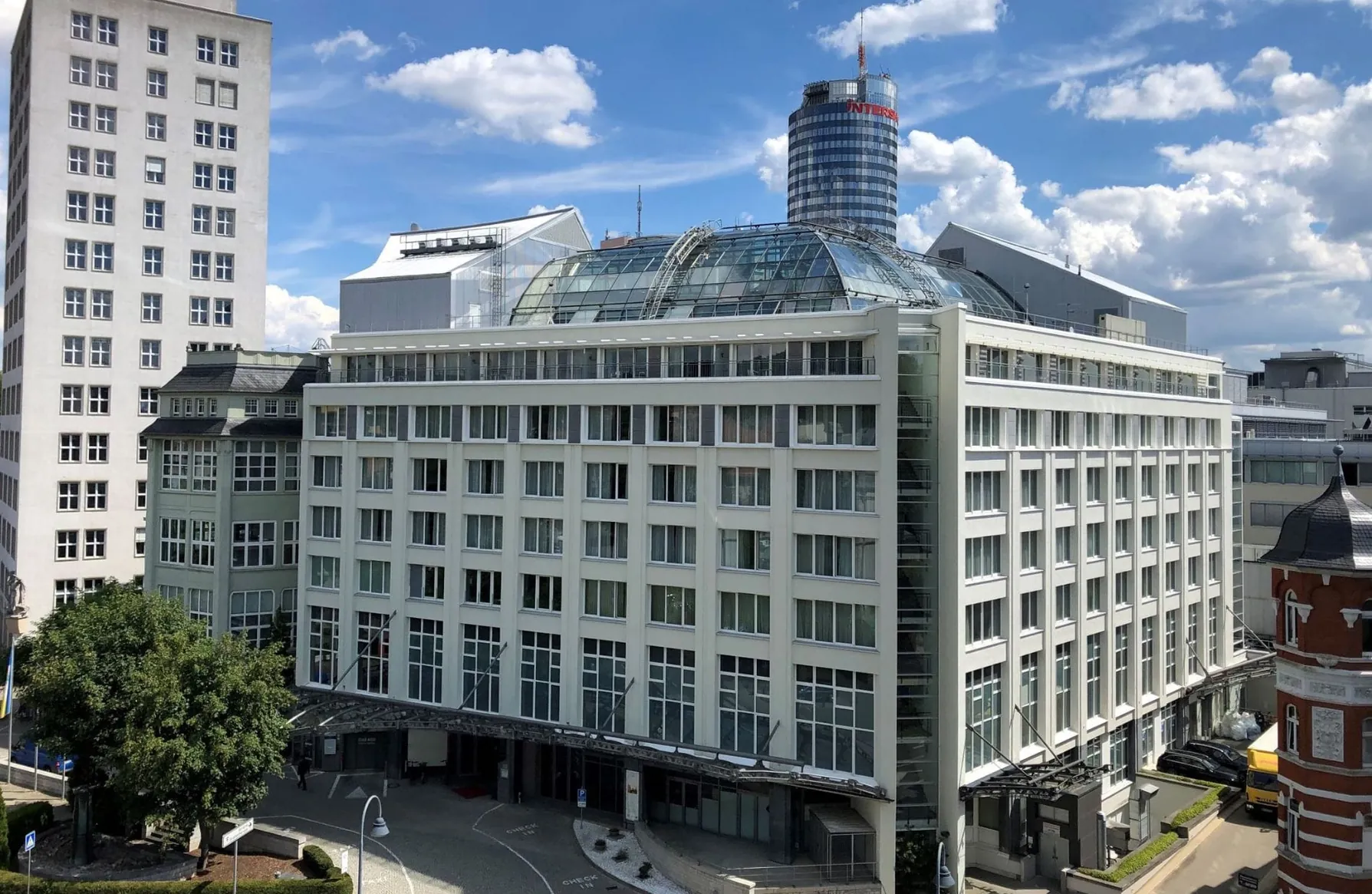 Das Dorint Hotel Esplanade Jena ist das dritte Dorint Hotel in Thüringen. Das Hotel liegt in der Innenstadt nahe des Wahrzeichens der Stadt, des Jentowers.