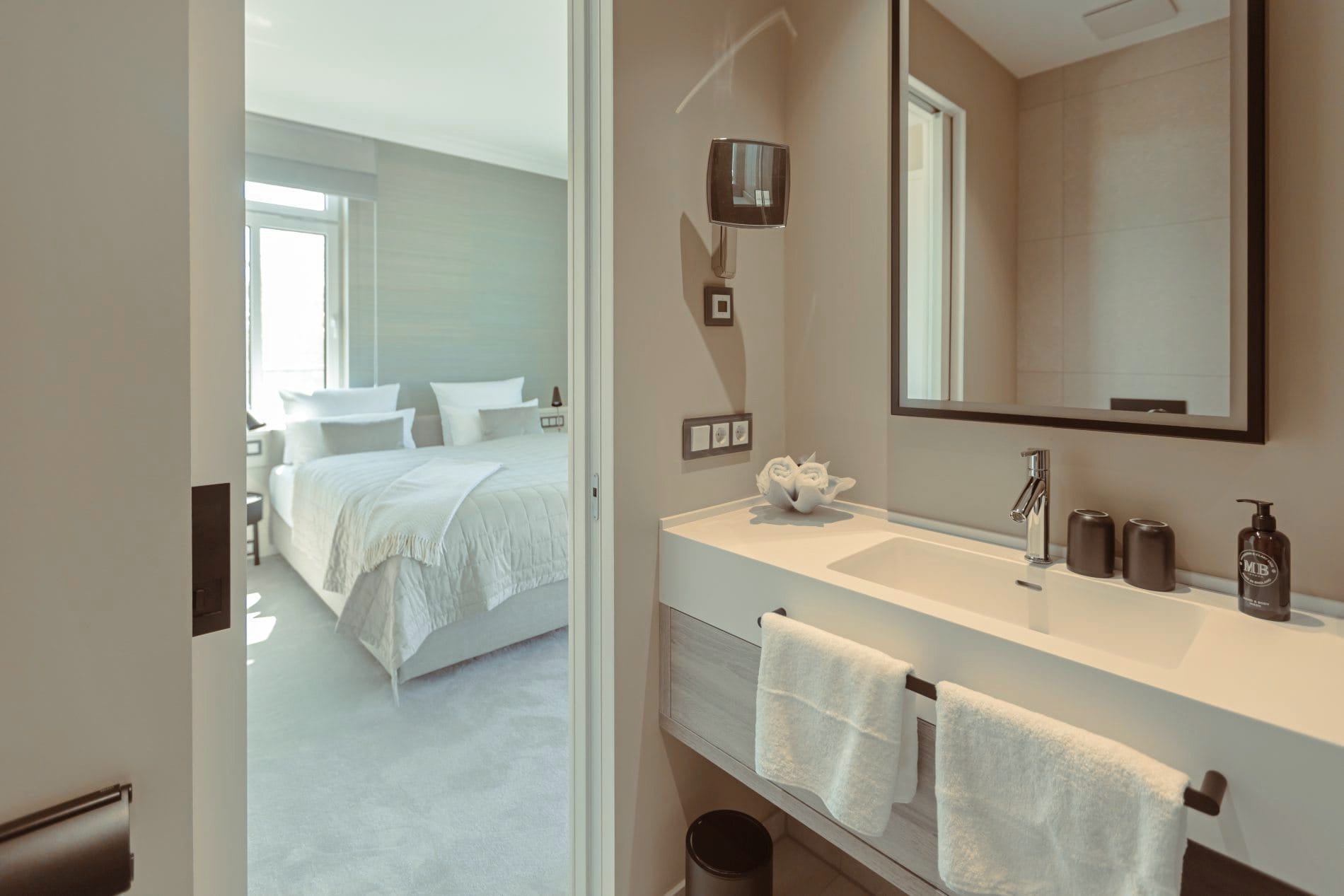 Badezimmer mit Zimmerblick