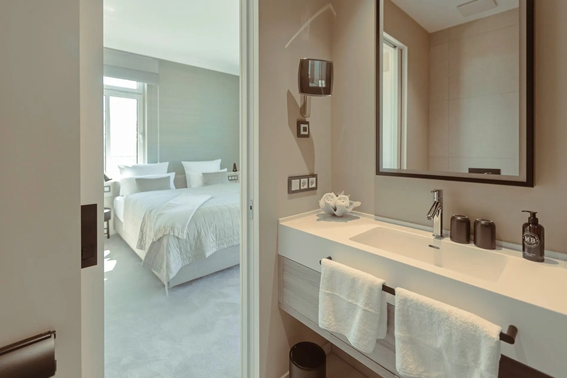 Badezimmer mit Zimmerblick