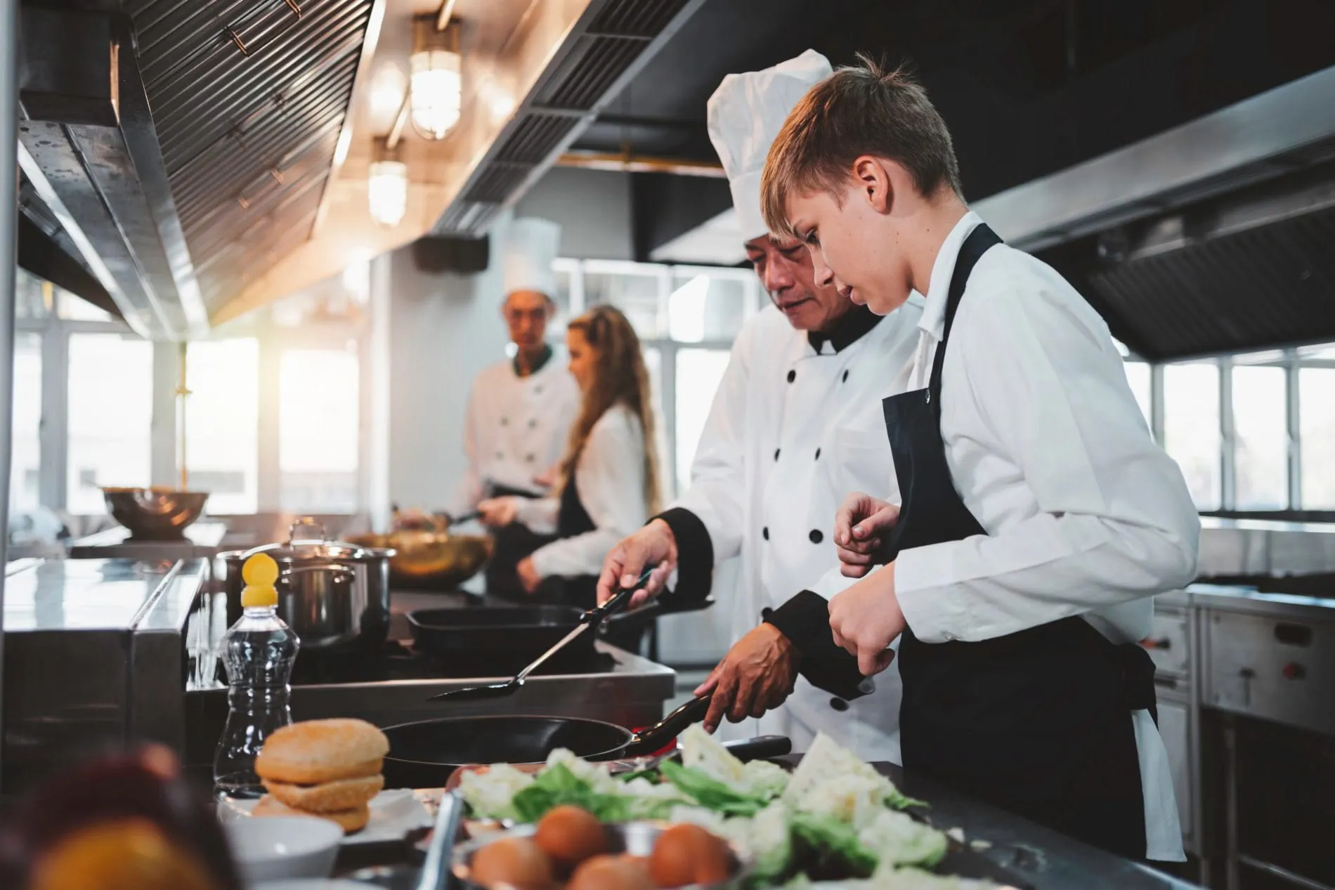 Koch lernt jungen Azubi