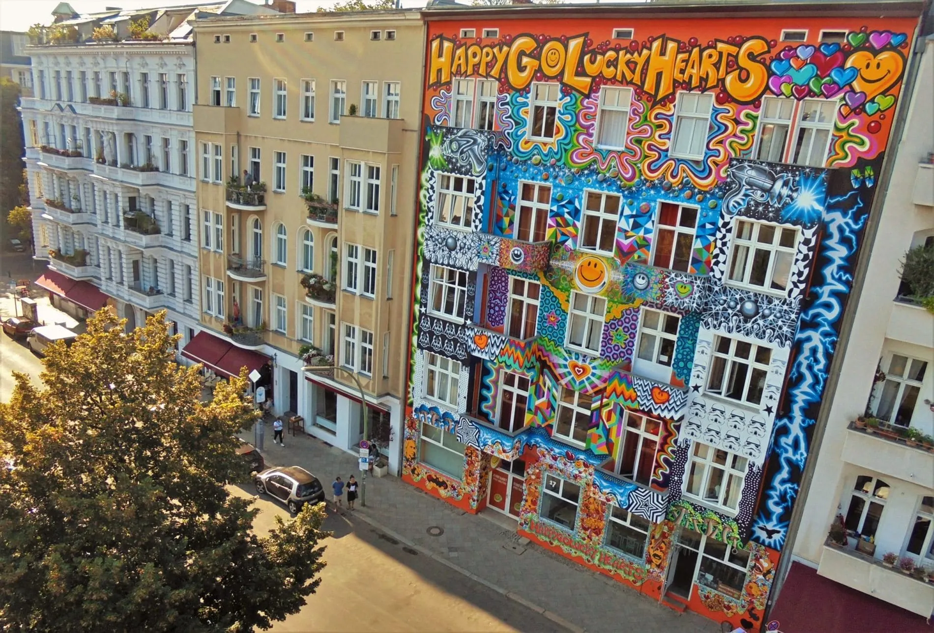 Happy Go Lucky Hotel wird zur Leinwand
