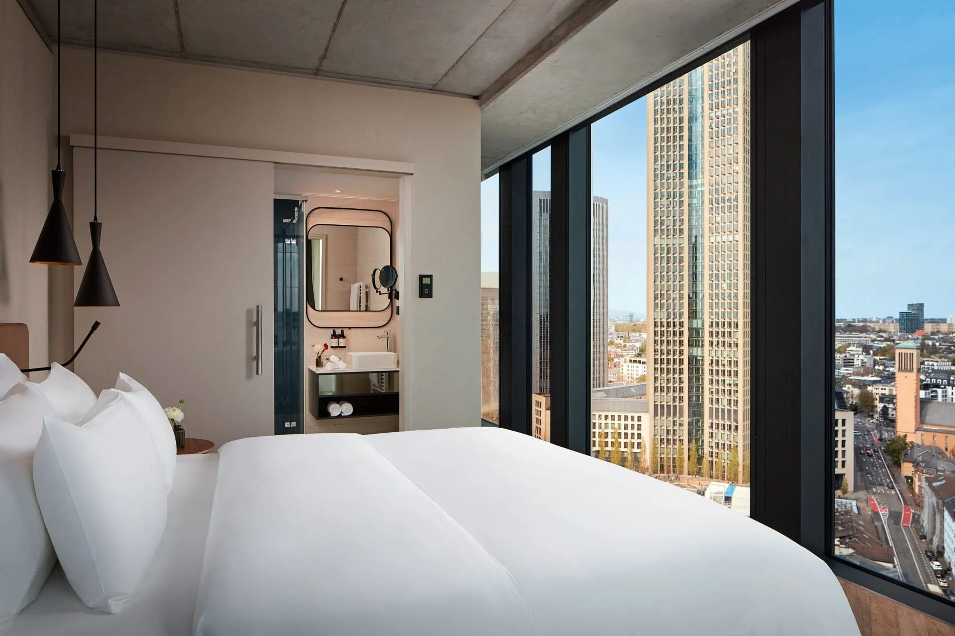 NH_Collection_Frankfurt_Spin_Tower_Room_Superior_XL_interior_king_size_bed